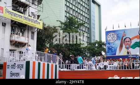 Kalkutta, Indien. 21.. Juli 2022. Grüße, Liebe und Grüße an die Mutter-Boden-Bevölkerung Bengals, die die heutige Shaheed Tarpan-Kundgebung historisch gemacht hat.der Weg, den Hon'ble-Chefministerin Mamata Banerjee zeigt, ist unsere Inspiration. (Bild: © Anubrata Mondal/Pacific Press via ZUMA Press Wire) Stockfoto