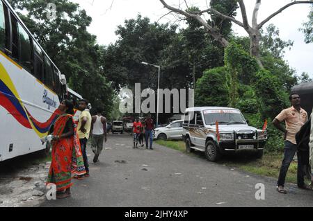 Kalkutta, Indien. 21.. Juli 2022. Nach einer zweijährigen Pause aufgrund von Covid-19 ist es heute die wichtigste jährliche Veranstaltung des Trinamool-Kongresses (TMC), die „Shaheed Diwas“ (Märtyrertag)-Kundgebung im Herzen von Kalkutta. Die Kundgebung ist für die TMC von entscheidender Bedeutung, da ihr Vorsitzender und der westbengalische Chief Minister Mamata Banerjee die Plattform nutzt, um den Fahrplan der Partei für die nächsten 12 Monate festzulegen, und im Laufe der Jahre haben sich wichtige Führer anderer Parteien ihr auf der Shaheed Diwas-Bühne angeschlossen. (Bild: © Anubrata Mondal/Pacific Press via ZUMA Press Wire) Stockfoto