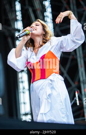 Mailand Italien. 20. Juli 2022. Die italienische Singer-Songwriterin und Schauspielerin MARGHERITA VICARIO spielt live auf der Bühne des Ippodromo del Galoppo während des „Milano Summer Festival“, das die Show von Stromae eröffnet. Stockfoto