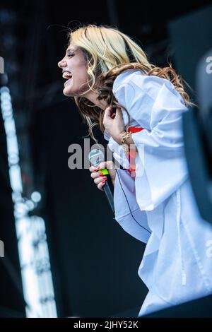 Mailand Italien. 20. Juli 2022. Die italienische Singer-Songwriterin und Schauspielerin MARGHERITA VICARIO spielt live auf der Bühne des Ippodromo del Galoppo während des „Milano Summer Festival“, das die Show von Stromae eröffnet. Stockfoto