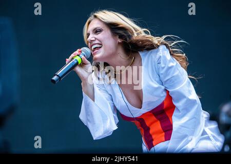 Mailand Italien. 20. Juli 2022. Die italienische Singer-Songwriterin und Schauspielerin MARGHERITA VICARIO spielt live auf der Bühne des Ippodromo del Galoppo während des „Milano Summer Festival“, das die Show von Stromae eröffnet. Stockfoto