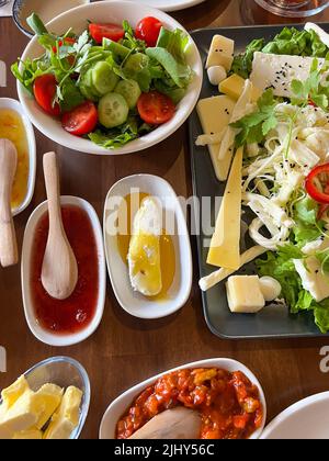 Frühstück, Blick von oben auf die traditionelle köstliche türkische Frühstückstisch mit einer Vielzahl von Käse, Oliven, Marmelade und Salat. Gesunde türkische Küche Konzept Foto Stockfoto