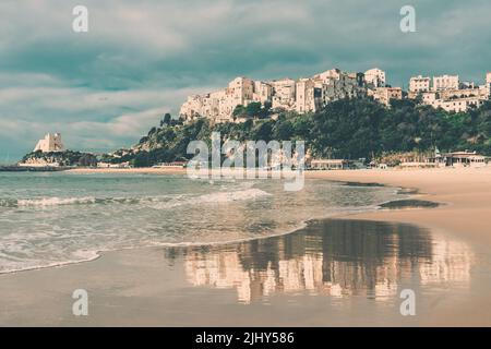 Panoramablick auf Sperlonga Dorf und Strand (Latium, Italien) Stockfoto