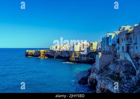 Panoramablick auf das Dorf Polignano a Mare (Apulien, Italien) Stockfoto