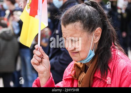 Odessa, Ukraine. 09.. Mai 2021. Ältere Frau mit der Flagge von Odessa während der Veranstaltung. Am 9. Mai 2021 feierte die Ukraine den 76.. Jahrestag des Sieges über den Nationalsozialismus im Zweiten Weltkrieg; die Menschen ehrten die Erinnerung an die Toten, indem sie Blumen auf dem Walk of Fame im Park an das Denkmal des Unbekannten Seemanns legten. T.G. Schewtschenko. Kredit: SOPA Images Limited/Alamy Live Nachrichten Stockfoto