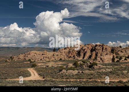 Die Hartman Rocks Recreation Area, Gunnison, CO, USA, umfasst Cirrus- und Cumulus congestus-Wolken Stockfoto