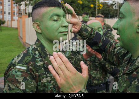 Militärangehörige bereiten sich auf die Militärparade am 20. Juli 2022 in Bogota, Kolumbien, vor. Diese Parade kehrt nach zwei Jahren Pandemi auf die Straße zurück Stockfoto