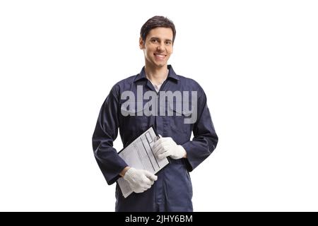 Mann in einer Arbeitsuniform, der eine Zwischenablage auf weißem Hintergrund isoliert hält Stockfoto
