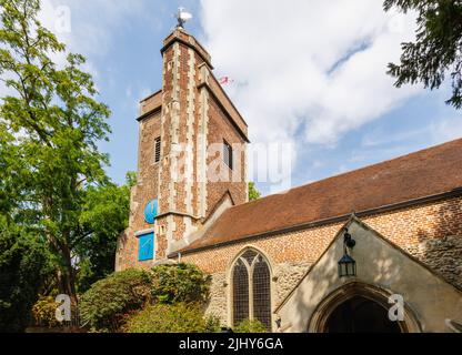 Außenansicht von der Vorderseite und dem Turm der alten Pfarrkirche St. Mary's, Barnes, London SW13 im Londoner Stadtteil Richmond an der Themse Stockfoto