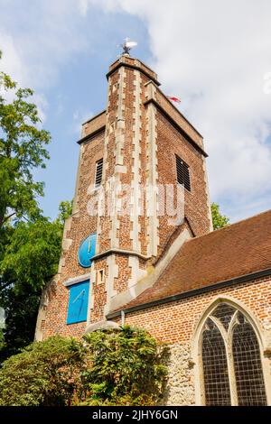 Außenansicht von der Vorderseite und dem Turm der alten Pfarrkirche St. Mary's, Barnes, London SW13 im Londoner Stadtteil Richmond an der Themse Stockfoto