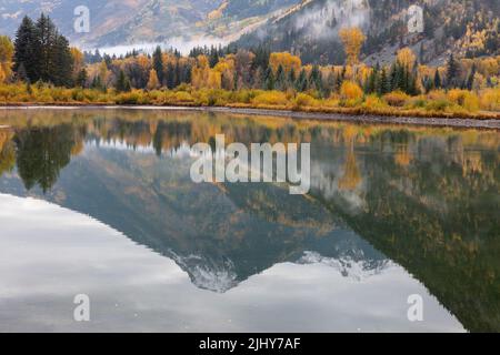 Aspen und schneebedeckte Berge spiegeln sich in einem Teich in der Nähe von Marble, White River National Forest, Colorado Stockfoto