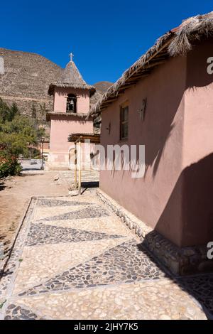 Der Glockenturm der Kirche des Heiligen Franziskus von Assisi in Socoroma, Chile. Stockfoto