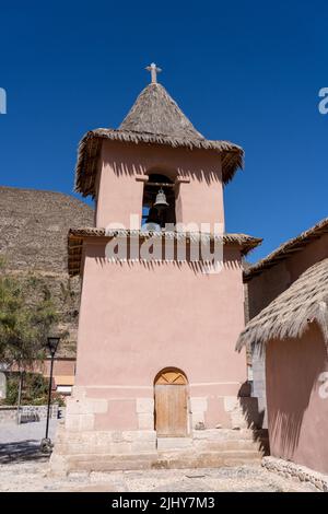 Der Glockenturm und die Glocken der Kirche des heiligen Franziskus von Assisi in Socoroma, Chile. Stockfoto