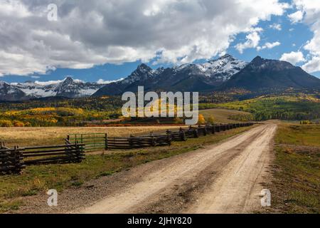 Fence und Ranch Road entlang der Last Dollar Road, Telluride, Colorado Stockfoto