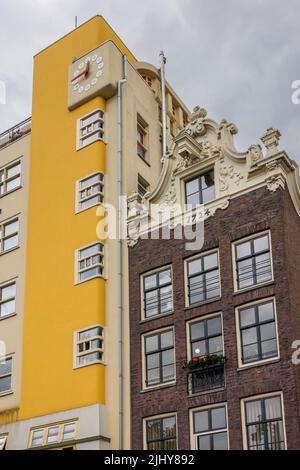 Der neue Marktplatz (Nieuwmarkt) in der Altstadt von Amsterdam, Niederlande, bietet moderne Architektur aus dem 18. Jahrhundert Stockfoto