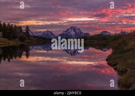 Farbenfroher Sonnenuntergang, Oxbow Bend, Grand Teton National Park, Wyoming Stockfoto