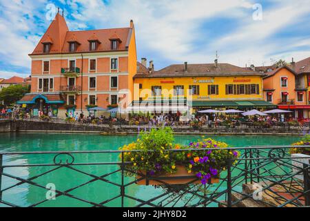 Annecy, Frankreich, - 20. August 2020: Stadtbild von Annecy mit Blick auf den Thiou-Fluss, die Hauptstadt Savoyen, genannt Venedig der Alpen, Frankreich Stockfoto