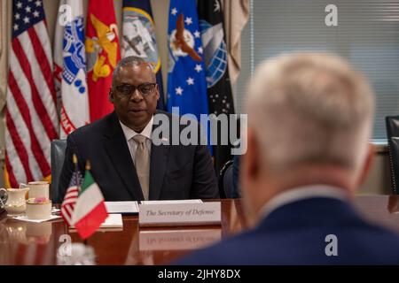 Arlington, Vereinigte Staaten von Amerika. 14. Juli 2022. Der US-Verteidigungsminister Lloyd J. Austin III veranstaltet am 14. Juli 2022 in Arlington ein bilaterales Treffen von Angesicht zu Angesicht mit dem italienischen Verteidigungsminister Lorenzo Guerini, rechts, im Pentagon. Virginia. Kredit: MC2 James K Lee/DOD/Alamy Live Nachrichten Stockfoto
