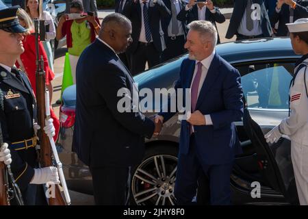 Arlington, Vereinigte Staaten von Amerika. 14. Juli 2022. Der US-Verteidigungsminister Lloyd J. Austin III, links, begrüßt den italienischen Verteidigungsminister Lorenzo Guerini bei seiner Ankunft am 14. Juli 2022 im Pentagon in Arlington, Virginia. Kredit: MC2 James K Lee/DOD/Alamy Live Nachrichten Stockfoto