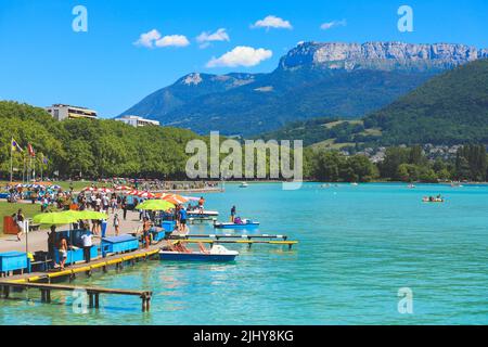 Annecy, Frankreich, - 20. August 2020: Blick auf den See von Annecy in Frankreich. Der See Annecy ist ein perialpiner See in der Haute Savoie in Frankreich. Stockfoto