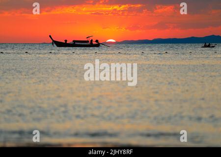 Selektiver Fokus auf Sonne bei Sonnenaufgang oder Sonnenuntergang, Naturhintergrund Stockfoto