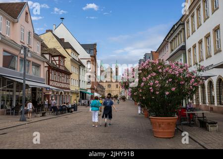 Maximilianstraße und der Kaiserliche Dom Basilika Mariä Himmelfahrt und St. Stephan, Speyer Deutschland Stockfoto