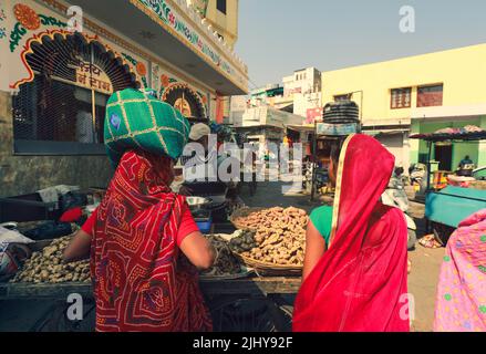 Jaisalmer, Indien - 19. Januar 2020 : farbenfrohe Saree auf indischen Frauen, die auf dem überfüllten Markt in Jaisalmer, Indien, spazieren gehen Stockfoto