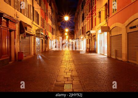 Annecy, Frankreich, - 20. August 2020 : Straßenansicht des Einkaufszentrums von Annecy bei Nacht Stockfoto