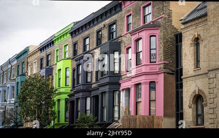 Bunt bemalte Häuser in der Portobello Road in Notting Hill, London, Großbritannien. Stockfoto