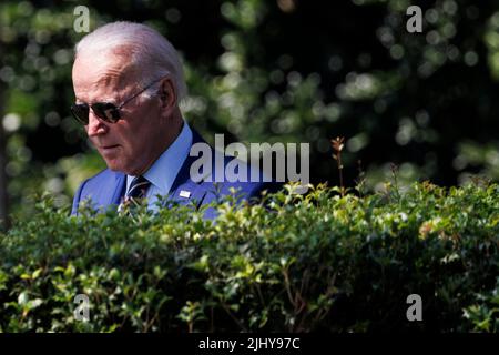 Washington, USA. 20.. Juli 2022. US-Präsident Joe Biden geht auf dem South Lawn an Bord von Marine One im Weißen Haus in Washington, DC, USA, 20. Juli 2022. US-Präsident Joe Biden testete am Donnerstag positiv auf COVID-19. Biden, der vollständig geimpft und zweimal verstärkt wurde, hat sehr leichte Symptome, so eine Erklärung des Weißen Hauses. Kredit: Ting Shen/Xinhua/Alamy Live Nachrichten Stockfoto