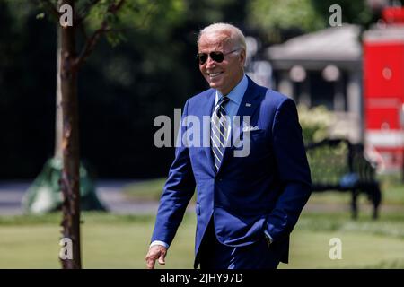 Washington, USA. 20.. Juli 2022. US-Präsident Joe Biden geht auf dem South Lawn an Bord von Marine One im Weißen Haus in Washington, DC, USA, 20. Juli 2022. US-Präsident Joe Biden testete am Donnerstag positiv auf COVID-19. Biden, der vollständig geimpft und zweimal verstärkt wurde, hat sehr leichte Symptome, so eine Erklärung des Weißen Hauses. Kredit: Ting Shen/Xinhua/Alamy Live Nachrichten Stockfoto