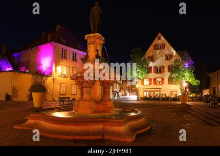 Colmar, Elsass, Frankreich April 2022 : traditionelle Fachwerkhäuser und Restaurants auf der Straße in Colmar in der Dämmerung, Elsass Rigion, Frankreich Stockfoto