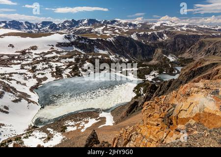 Im späten Frühling schmelzen die Twin Lakes am Beartooth Highway, Shoshone National Forest, Wyoming Stockfoto