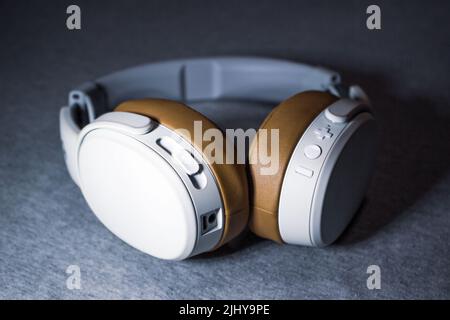 Skullcandy Crusher bluetooth ® Ohrhörer mit Bass-Schieberegler. Stockfoto