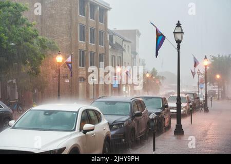 Starker Sommerregen tagsüber in der Stadt mit eingeschaltetem Straßenlicht. Innenstadt des historischen Annapolis in Maryland, USA. Stockfoto