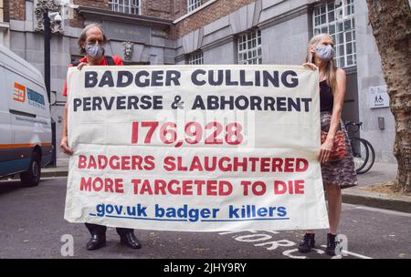 London, England, Großbritannien. 21.. Juli 2022. Die Demonstranten halten ein Banner gegen Dachsausällung. Aktivisten versammelten sich vor dem DEFRA (dem Ministerium für Umwelt, Ernährung und ländliche Angelegenheiten), um gegen die anhaltende Dachsausrottung zu protestieren, die Teil der Politik der britischen Regierung gegen die Ausbreitung von Rindertuberkulose ist. Wissenschaftler und Aktivisten bestehen darauf, dass die Tötung der Wildtiere unnötig, grausam und ineffektiv gegen die Ausbreitung von RinderTB ist. (Bild: © Vuk Valcic/ZUMA Press Wire) Stockfoto