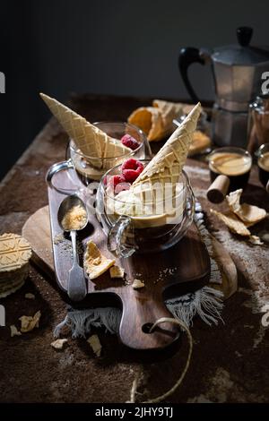 Kaffee affogato.Espresso mit Eis.köstliche Speisen und Getränke.Frühstück mit aromatischem Cappuccino Stockfoto