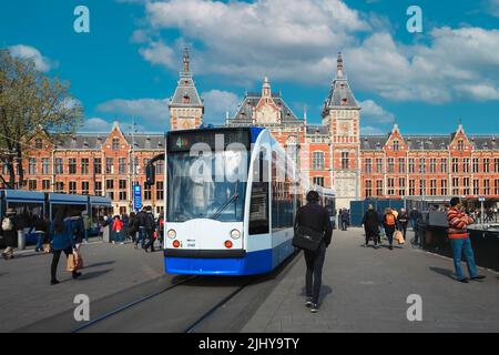 Amsterdam-Niederlande, 15. April 2017 : Straßenbahn wartet vor dem Hauptbahnhof in Amsterdam, Niederlande, Vintage-Stil Stockfoto