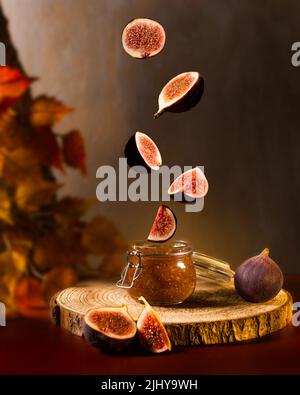Arrangement von schönen Rosen. Weißer Papierrahmen auf rosa Hintergrund. Muttertag, Valentinstag, Geburtstagskarte. Stockfoto