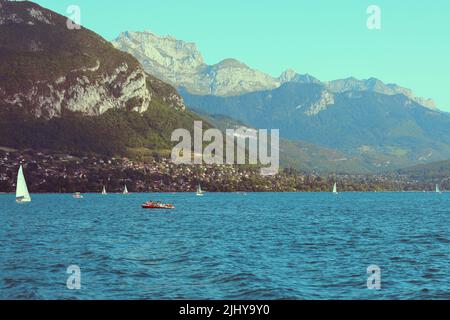 Annecy, Frankreich, - 20. August 2020: Blick auf den See von Annecy in Frankreich. Der See Annecy ist ein perialpiner See in der Haute Savoie in Frankreich. Stockfoto