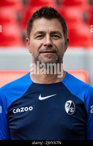 Freiburg, Deutschland. 20.. Juli 2022. Fußball, 1. Bundesliga, SC Freiburg, Fotogelegenheit (im Heimtrikot) für die Saison 2022/23: Zeugwart Maximilian Beckmann. Kredit: Tom Weller/dpa - WICHTIGER HINWEIS: Gemäß den Anforderungen der DFL Deutsche Fußball Liga und des DFB Deutscher Fußball-Bund ist es untersagt, im Stadion und/oder vom Spiel aufgenommene Fotos in Form von Sequenzbildern und/oder videoähnlichen Fotoserien zu verwenden oder zu verwenden./dpa/Alamy Live News Stockfoto