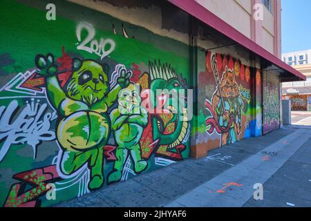 Ein lustiges Wandgemälde mit grünen Pandas, einem Drachen und einem Krieger. Im Chinatown-Viertel der Innenstadt von Oakland, Kalifornien. Stockfoto
