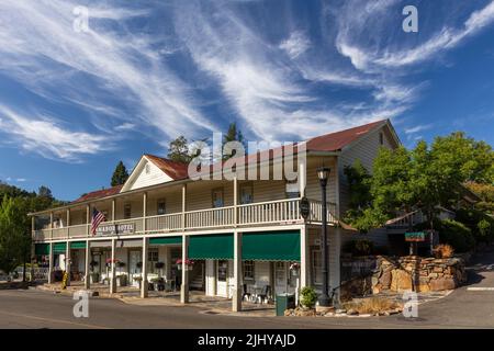 Spektakulärer Himmel über dem Amador Hotel am Highway 49 im Gold Rush Country, Amador City, Kalifornien Stockfoto