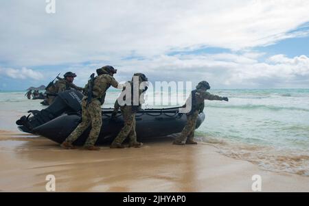 Waimanalo, Usa. 20. Juli 2022. Die mexikanische Marine-Infanterie trägt Gummirampen in den Ozean während der amphibischen Einsatzausbildung mit dem U.S. Marine Corps, Teil der Rim of the Pacific Übungen am Bellows Beach 20. Juli 2022 in der Bellows Air Force Station, Hawaii. Kredit: MC2 Aiko Bongolan/USA Navy/Alamy Live News Stockfoto