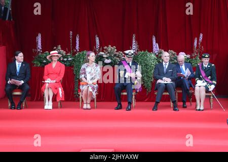 Jim O'Hare (Ehemann von Delphine Boel), Prinzessin Delphine, Prinzessin Claire von Belgien, Prinz Laurent von Belgien, Prinz Lorenz von Belgien und Prinzessin Arid von Belgien, abgebildet während der militärischen und zivilen Parade am belgischen Nationalfeiertag, Donnerstag, den 21. Juli 2022, in Brüssel. BELGA FOTO NICOLAS MAETERLINCK Kredit: Belga Nachrichtenagentur/Alamy Live News Stockfoto