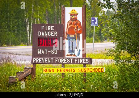 2022 06 26  Mat-Su Alaska USA - Smokey Bear - Prevent Forest Fires Schild neben Alaskan Highway - Extreme Level - Burn Permits suspendiert - Holztreppen Stockfoto