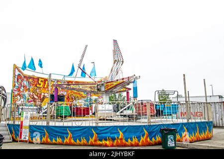 2022-06-25 Anchorage Alaska USA Carnival Ride - Sizzler Whilling Sitze in bunten Fahrt mit Fahnen und Neonlicht und Outdoor-Spaß fair - Zimmer Stockfoto