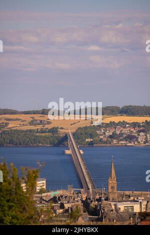 Dundee, Großbritannien. Juni 2022. Blick auf die Tay Rail Bridge vom Dundee Law, Law Hill im Sommer mit dem Fluss Tay und Fife im Hintergrund. Stockfoto