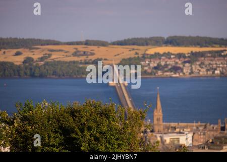 Dundee, Großbritannien. Juni 2022. Blick auf die Tay Rail Bridge vom Dundee Law, Law Hill im Sommer mit dem Fluss Tay und Fife im Hintergrund. Stockfoto