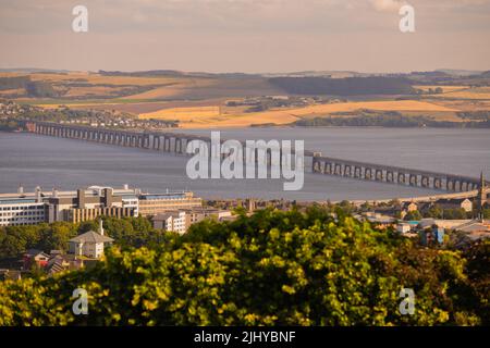 Dundee, Großbritannien. Juni 2022. Blick auf die Tay Rail Bridge vom Dundee Law, Law Hill im Sommer mit dem Fluss Tay und Fife im Hintergrund. Stockfoto